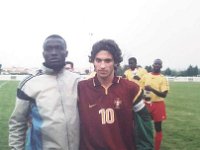 Aime Yopa-02  Photo communiquée et commentée par Aimé YOPA 12/04/2001 : 2è match de poule à Montaigu 2001, contre le Portugal, score 0-0. - Aimé YOPA en pose avec un joueur portugais.